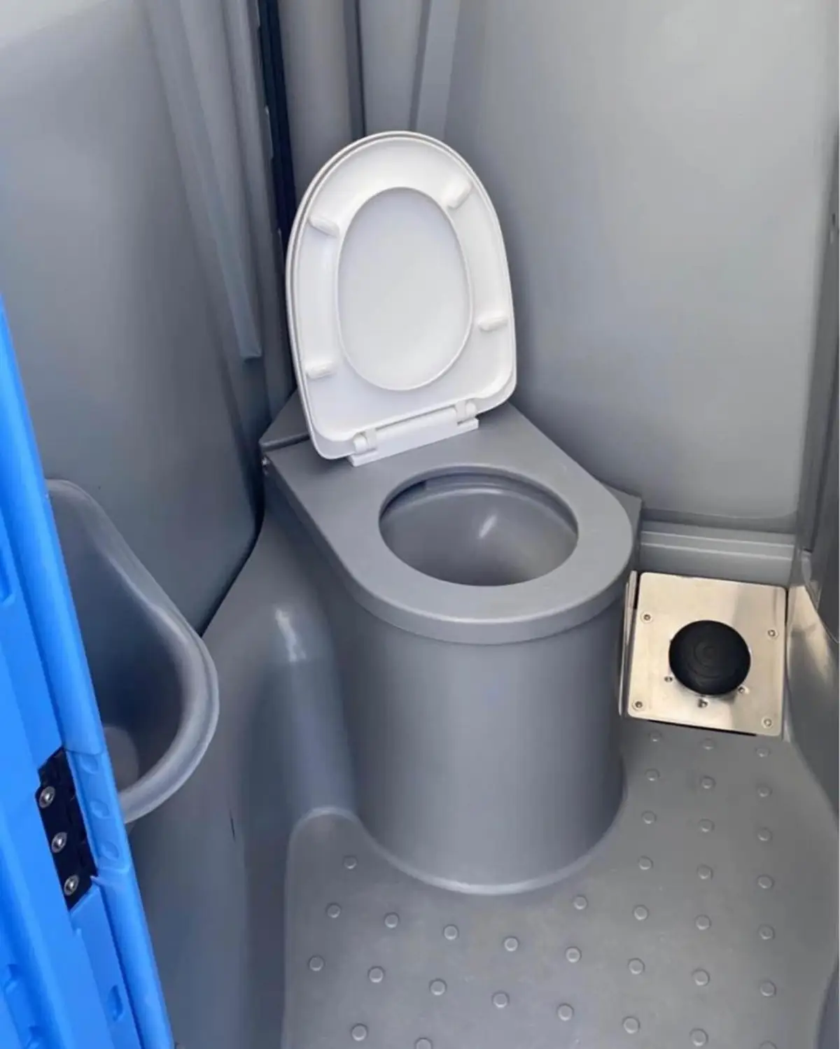 Flushing seat inside a deluxe portable toilet