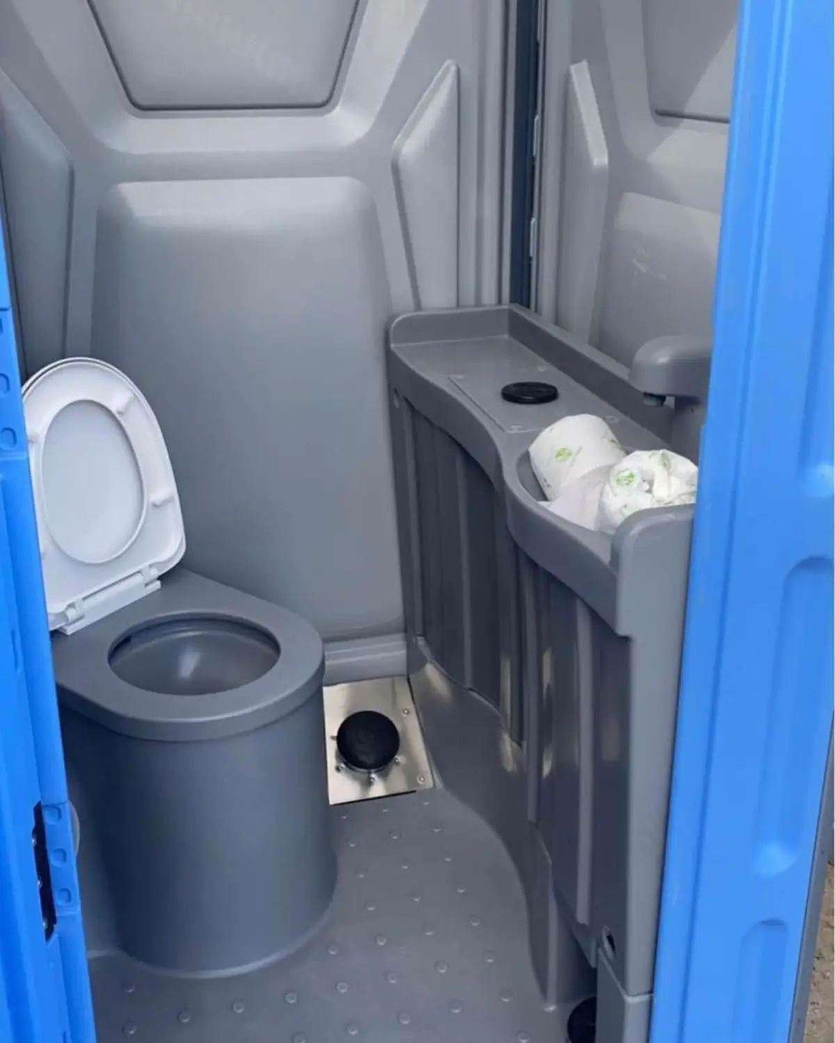 Deluxe unit interior with seat and sink side by side